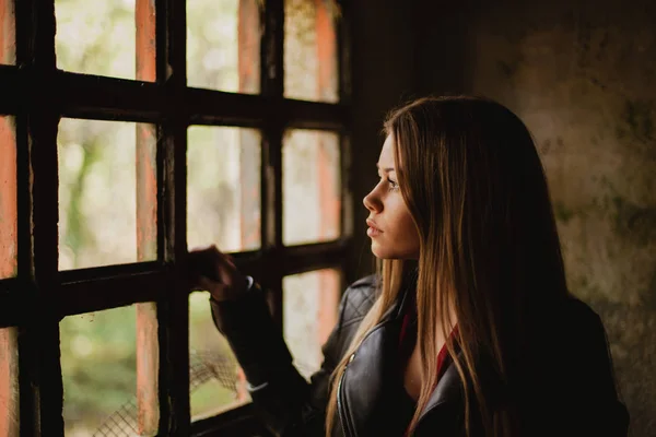 Donna bionda in edificio abbandonato — Foto Stock