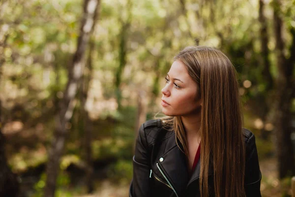 Beautiful woman in forest — Stock Photo, Image