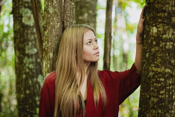 Mooie vrouw in het bos — Stockfoto