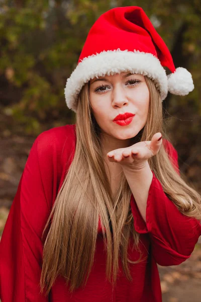 Jeune femme avec chapeau de Noël — Photo