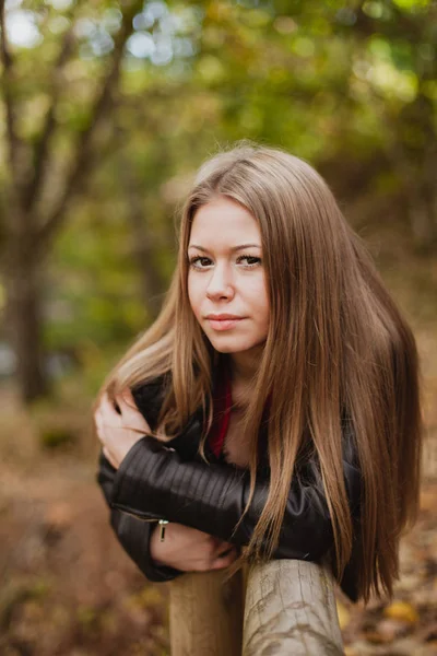 Blondes Mädchen im Herbstpark — Stockfoto