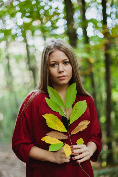 Mulher bonita na floresta — Fotografia de Stock