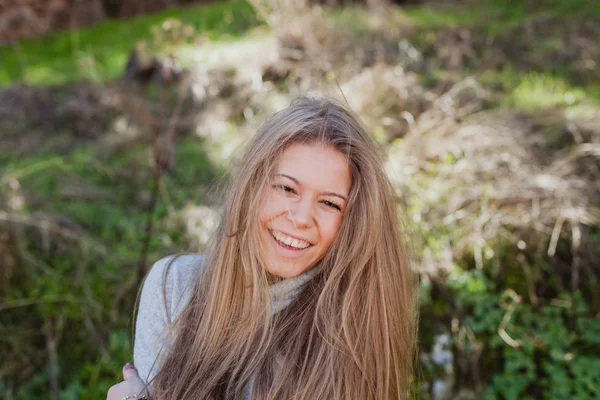 Chica rubia en el parque de otoño —  Fotos de Stock