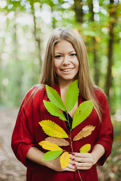 Mulher bonita na floresta — Fotografia de Stock