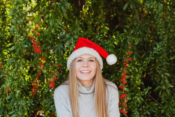 Jeune femme en chapeau de Noël — Photo