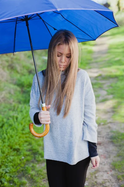 Ragazza con ombrello blu — Foto Stock