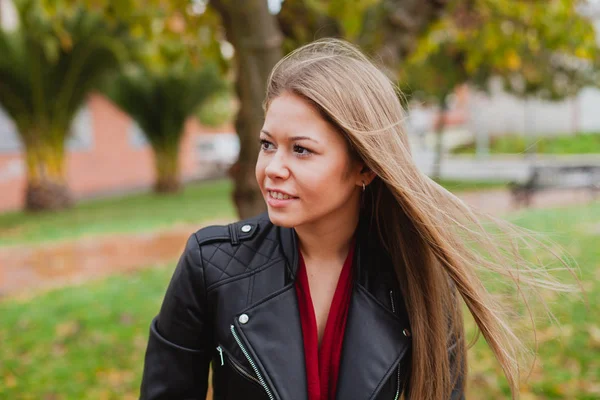 Pretty blonde girl outdoors — Stock Photo, Image