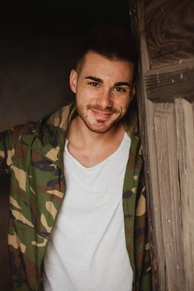 Ragazzo con giacca con stile militare — Foto Stock