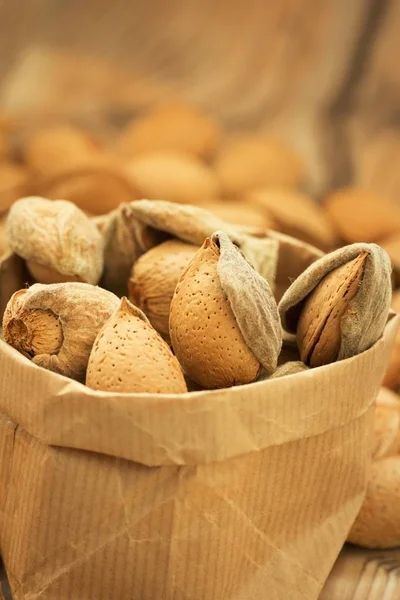 Almendras sobre mesa de madera marrón — Foto de Stock