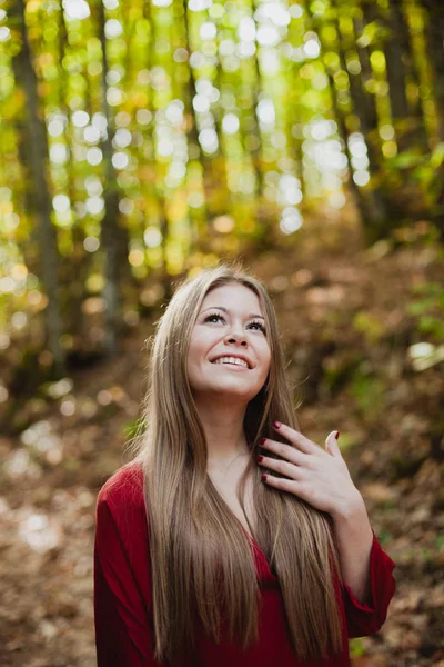 Beautiful woman in forest — Stock Photo, Image