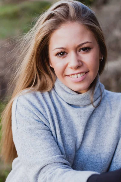 Blonde girl in autumn park — Stock Photo, Image