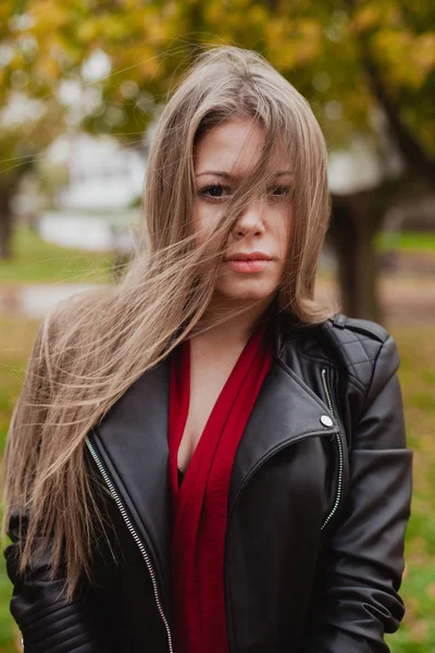 Chica rubia bonita al aire libre —  Fotos de Stock