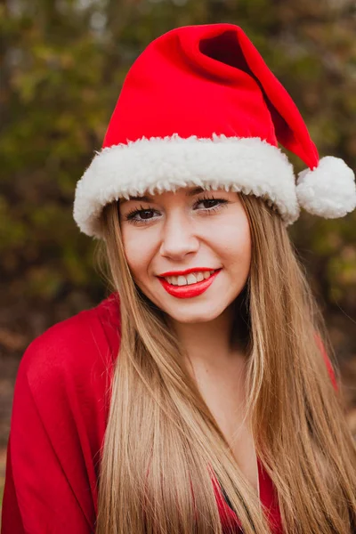 Νεαρή γυναίκα με καπέλο Χριστούγεννα — Φωτογραφία Αρχείου