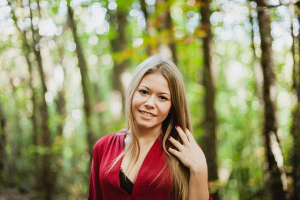 Mooie vrouw in het bos — Stockfoto