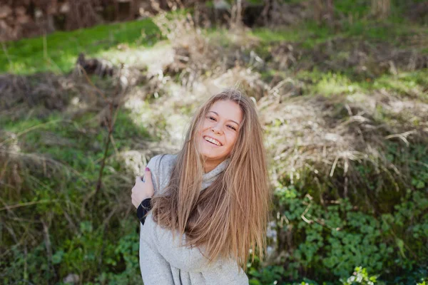 Blond meisje in de herfst park — Stockfoto