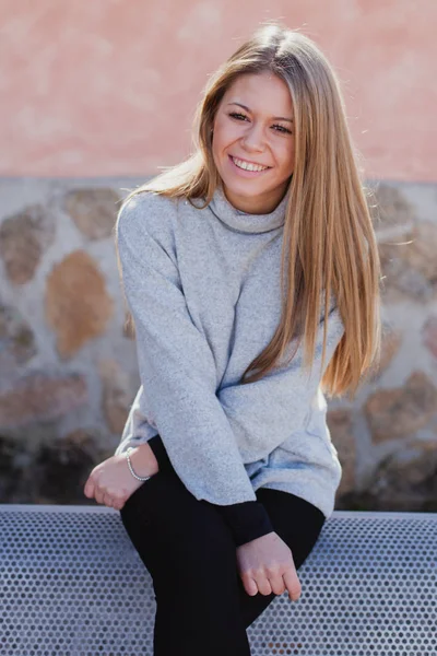Muchacha joven en suéter gris —  Fotos de Stock