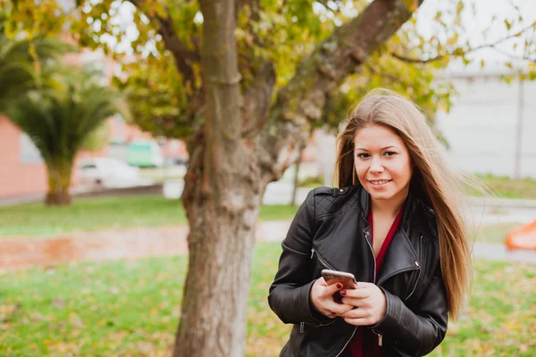 Mädchen benutzt ihr Handy — Stockfoto