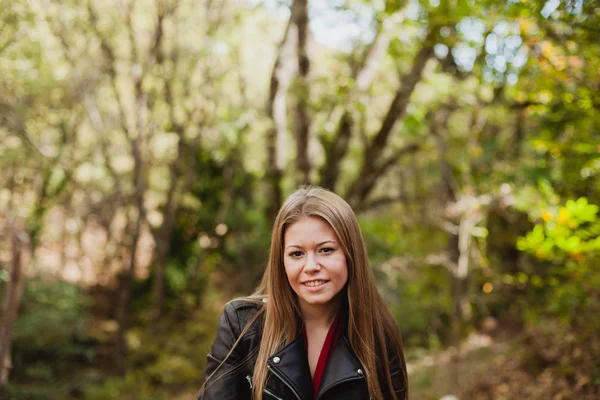 Mooie vrouw in het bos — Stockfoto