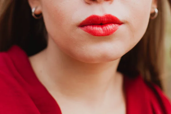 Donna labbra dipinte di rosso — Foto Stock