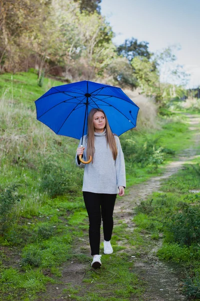 蓝伞的女孩 — 图库照片