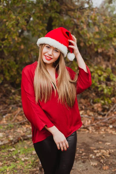 Jeune femme avec chapeau de Noël — Photo