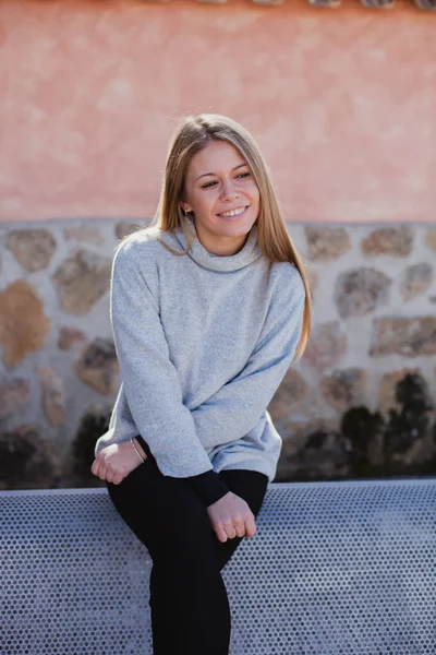 Mladá dívka v šedém svetru — Stock fotografie