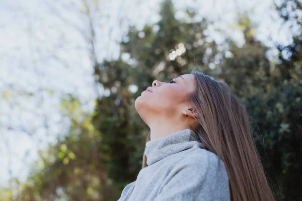 Ragazza bionda nel parco autunnale — Foto Stock