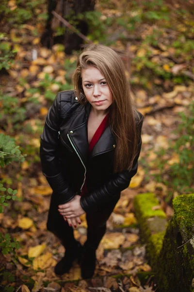 Menina loira no parque de outono — Fotografia de Stock
