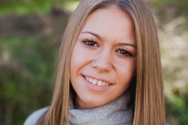 Blondes Mädchen im Herbstpark — Stockfoto