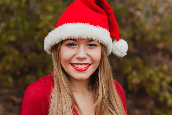 クリスマスの帽子を持つ若い女 — ストック写真