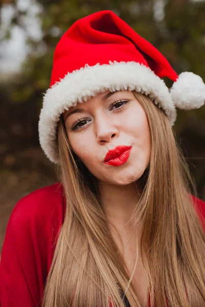 Jeune femme avec chapeau de Noël — Photo