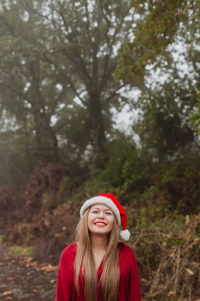 Jeune femme avec chapeau de Noël — Photo