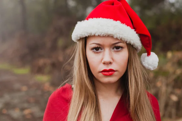 Jeune femme avec chapeau de Noël — Photo