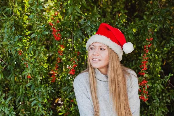 Jeune femme en chapeau de Noël — Photo