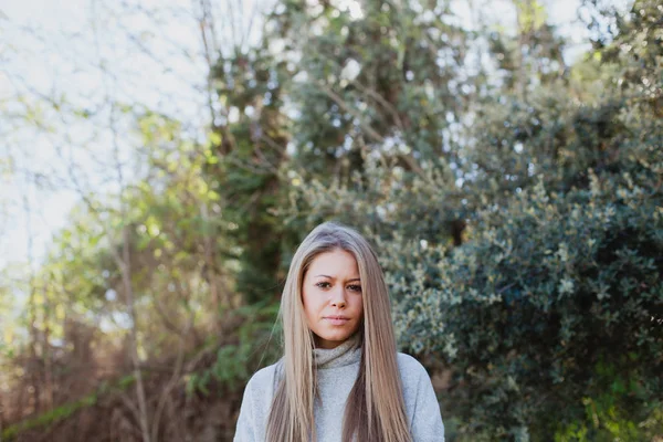 Blondýny dívka v podzimním parku — Stock fotografie