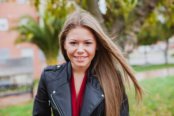 Pretty blonde girl outdoors — Stock Photo, Image