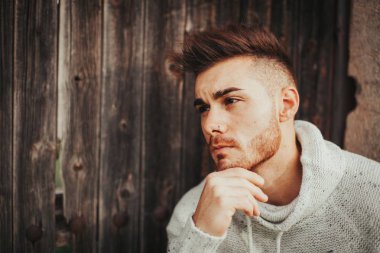 Eski evdeki çekici adam 