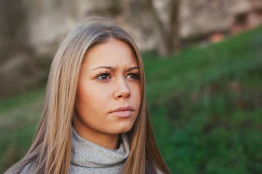 Sonbahar parkındaki kadın