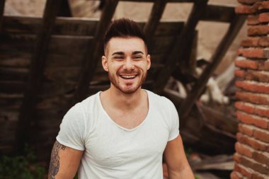 terk edilmiş evde yakınındaki çekici adam