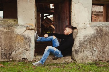 Eski evdeki çekici adam