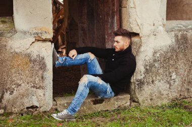 Eski evdeki çekici adam