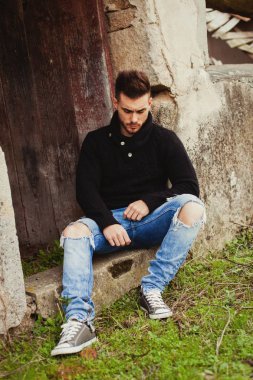 Eski evdeki çekici adam. 