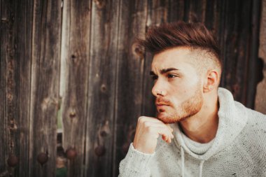 Eski evdeki çekici adam 