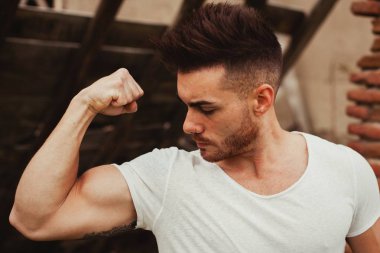 güçlü bir adam gösteren kaslar