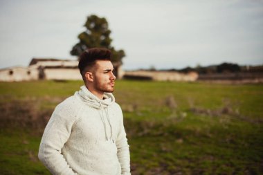 Çayır çekici adam