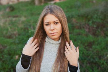 Sonbahar parkındaki kadın