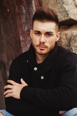 Eski evdeki çekici adam