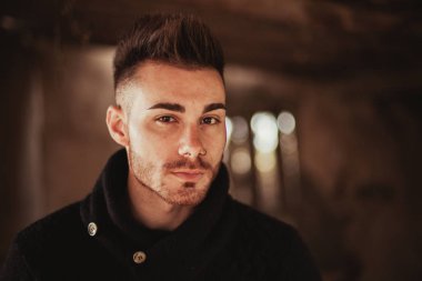 Eski evdeki çekici adam 