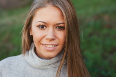 Sonbahar parkındaki kadın