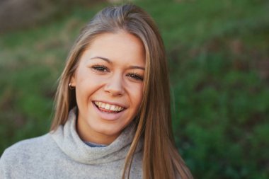 Sonbahar parkındaki kadın